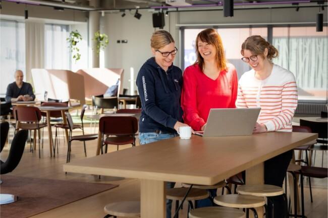 Suomen Yrittäjäopiston koulutuksen maatalousyrittäjästä esihenkilöksi kouluttajat webinaarin äärellä.