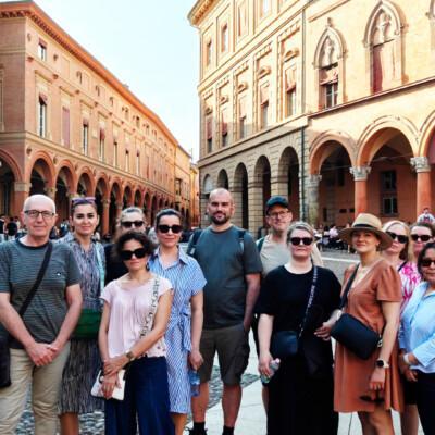 Erasmus+ ryhmäläisiä Bolognan Piazza Santo Stefanolla
