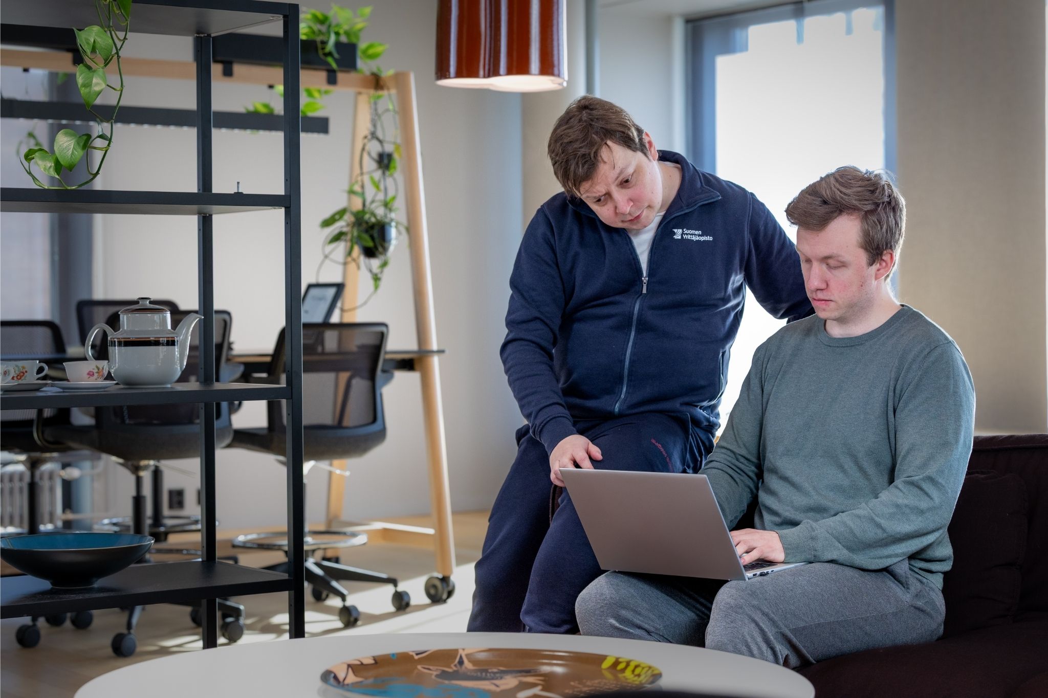 Suomen Yrittäjäopiston Maatilan TalousEskari koulutuksen kouluttajat opettamassa maatilan taloutta aloitteleville maatilayrittäjille.