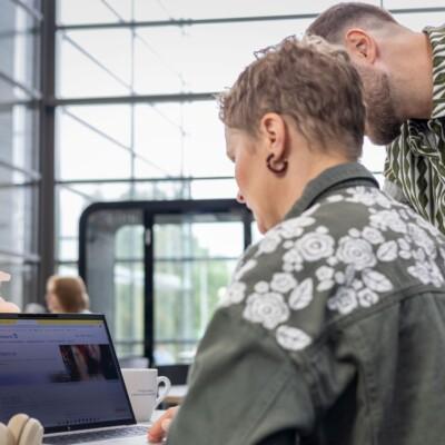 Osallistujat tutustuvat Yksin ja mikroyrittäjän talous hallintaan digiajassa -hankkeeseen.