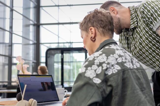 Osallistujat tutustuvat Yksin ja mikroyrittäjän talous hallintaan digiajassa -hankkeeseen.