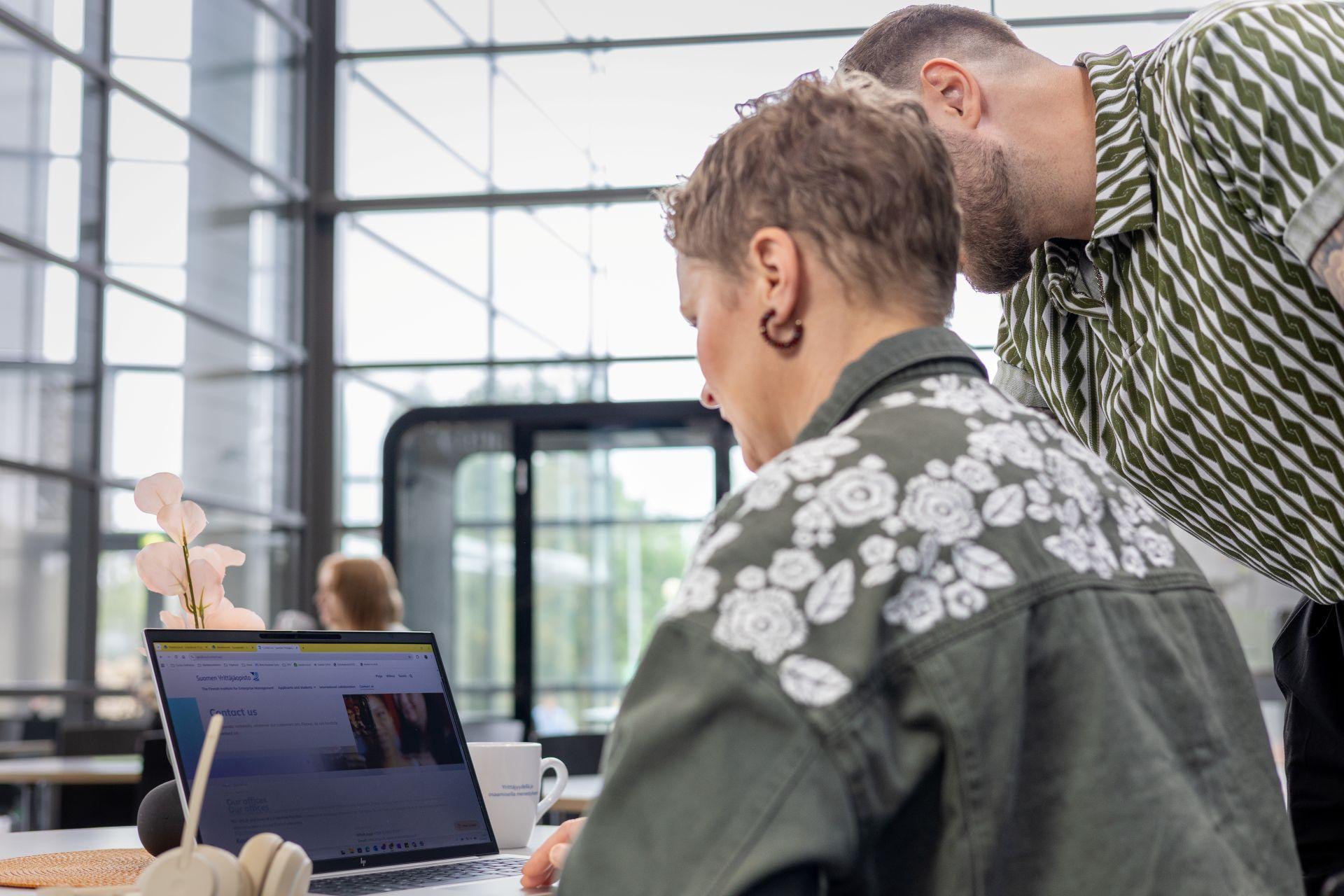 Osallistujat tutustuvat Yksin ja -mikroyrittäjän talous hallintaan digiajassa -hankkeeseen.