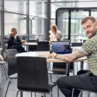 Opiskelija tutkii Yksin‑ ja mikroyrittäjän talous hallintaan digiajassa -hankkeen eri tapahtumia.