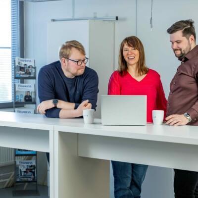 Kokeile ja kehity hankkeen kouluttajia Suomen Yrittäjäopistosta webinaarissa.