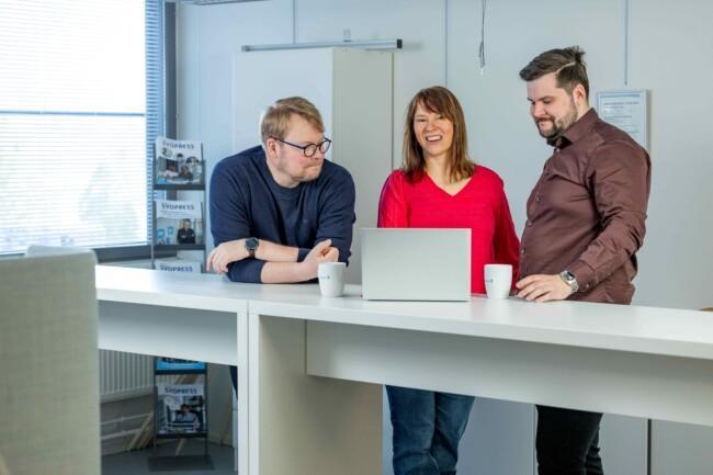 Kokeile ja kehity hankkeen kouluttajia Suomen Yrittäjäopistosta webinaarissa.