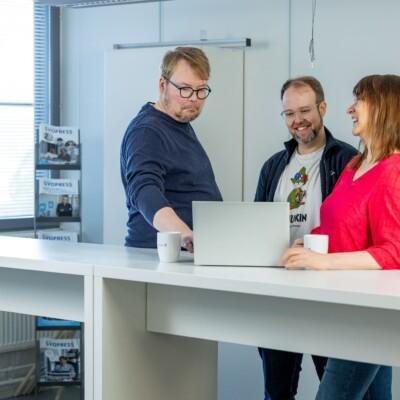 Maatilayrityksen liiketoimintaosaamisen koulutuksen kouluttjia Suomen Yrittäjäopistolta.
