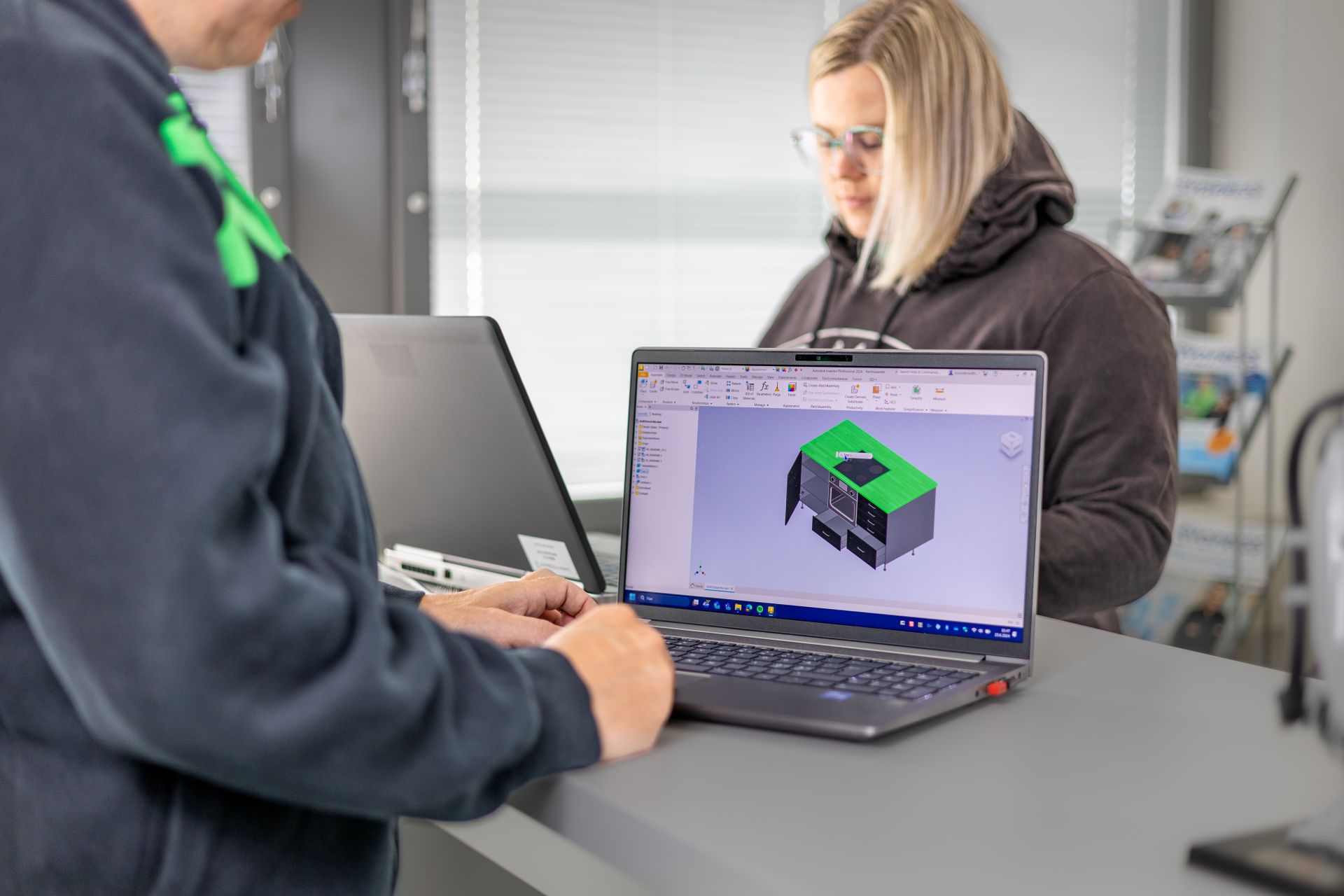 Opiskelijat opiskelevat Tekijästä digitaitajaksi hankkeen parissa.