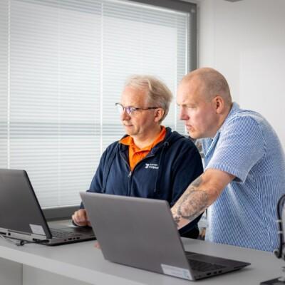 Henkilöt tutustuvat Tekijästä digitaitajaksi -hankkeeseen.