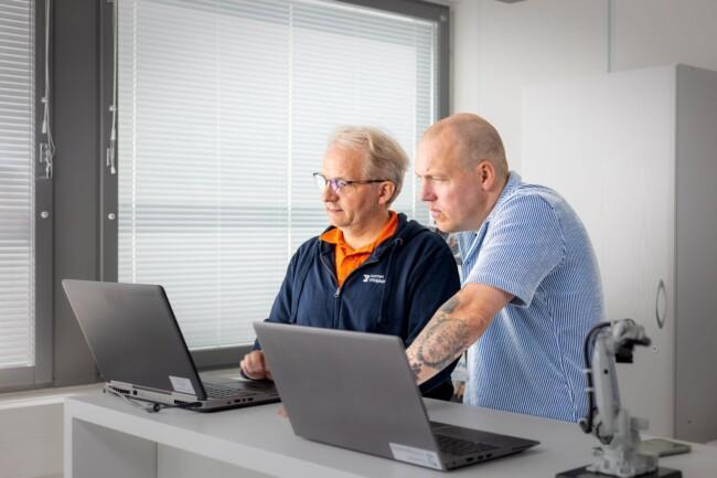 Henkilöt tutustuvat Tekijästä digitaitajaksi -hankkeeseen.