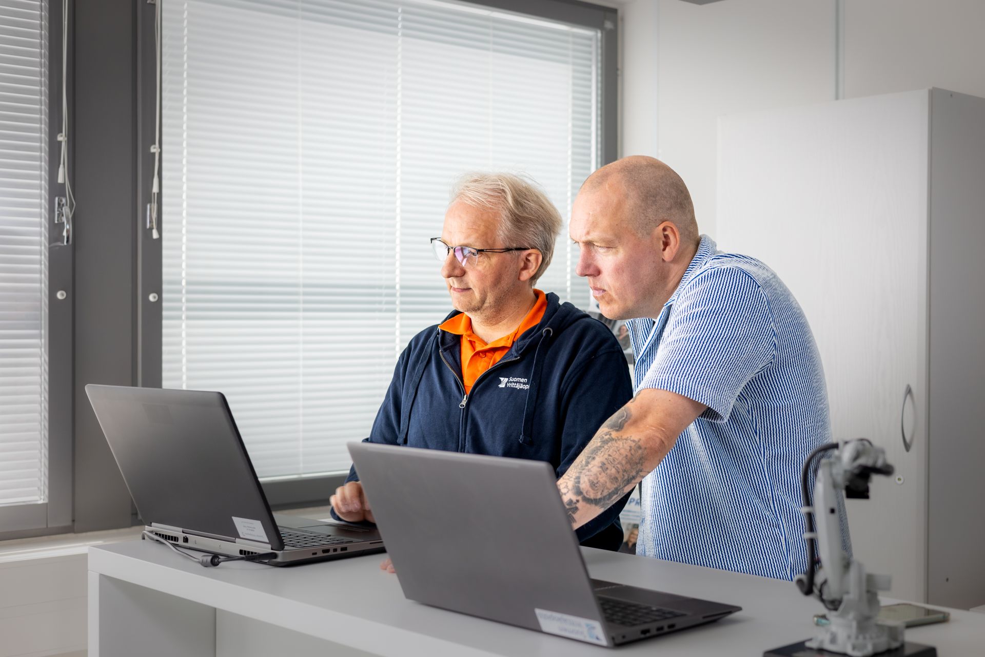 Henkilöt tutustuvat Tekijästä digitaitajaksi -hankkeeseen.