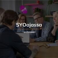 SYOajassa-webinaari. Taustalla viisi henkilöä kannettavan tietokoneen ympärillä.