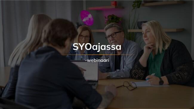 SYOajassa-webinaari. Taustalla viisi henkilöä kannettavan tietokoneen ympärillä.