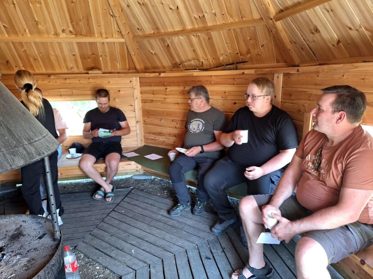 Viljelijän hengähdyshetkessä maatalousyrittäjät kodalla nauttimassa ja keskustelemassa ajankohtaisista aiheista.
