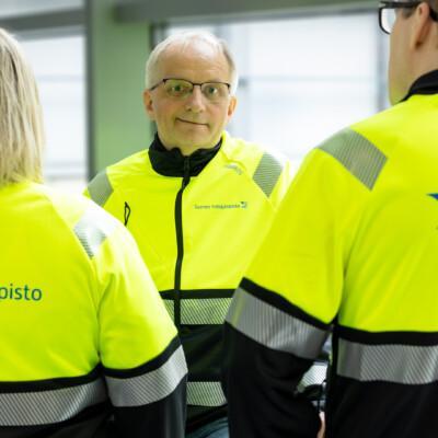 Työnjohtajia keltaisissa huomiotakeissaan.