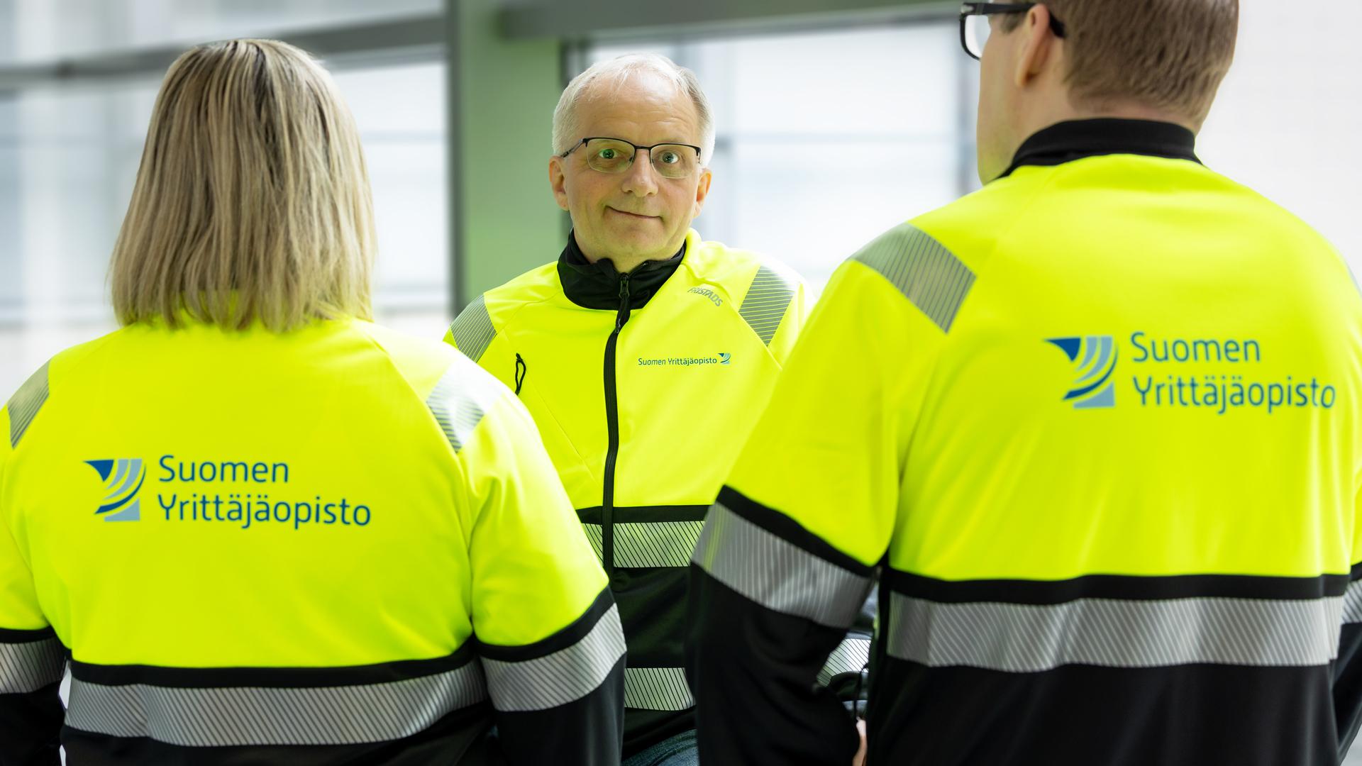 Työnjohtajia keltaisissa huomiotakeissaan.