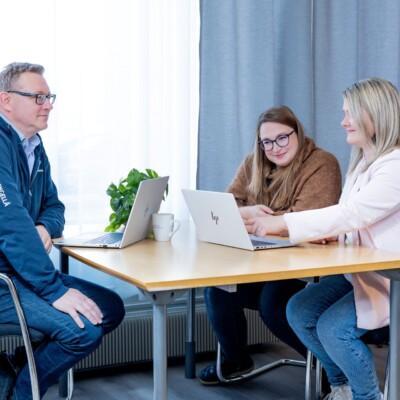 Henkilöt keskustelevat HR-alan verkkokoulutuksesta.