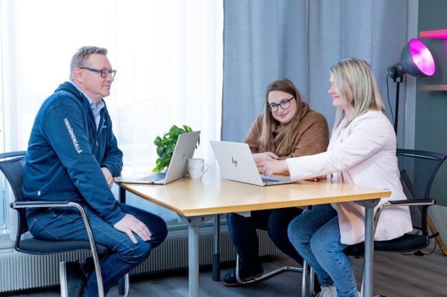 Henkilöt keskustelevat HR-alan verkkokoulutuksesta.