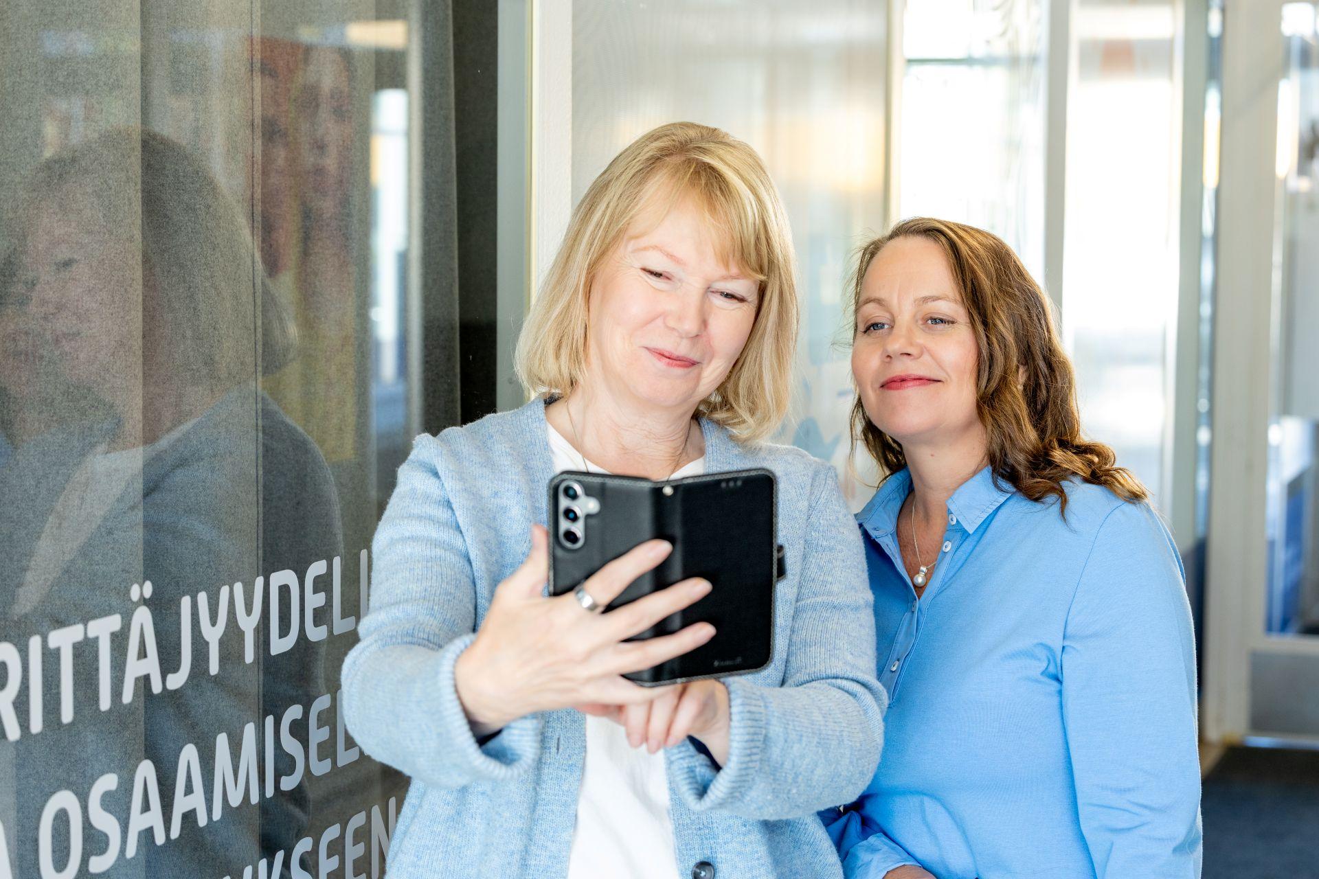 Henkilöt katsovat HR- koulutuksen sisältöä.