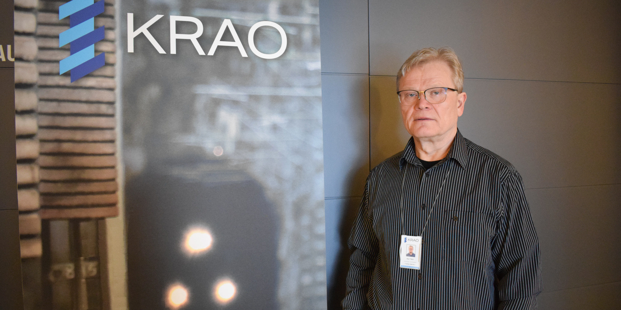 Kari Tähti KRAO:sta suoritti johtamisen ja yritysjohtamisen erikoisammattitutkinnon Suomen Yrittäjäopistolla. Kari Tähti KRAO:n rollupin vieressä.